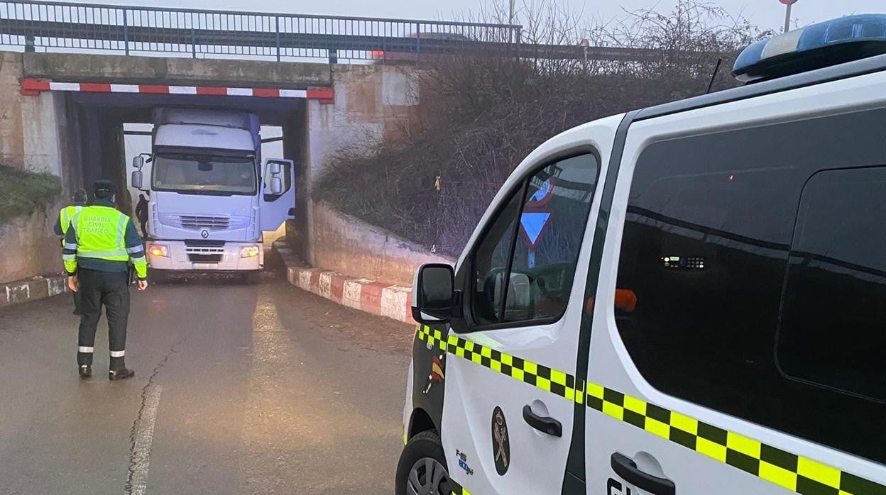 Imagen del trailer atascado bajo un paso de la N-121 del que el conductor pudo salir sin problemas.