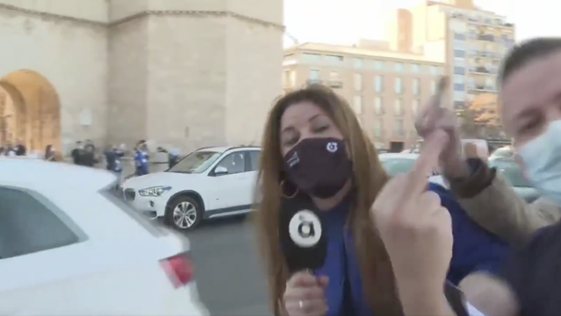 Unos hombres acosan a una periodista de la televisión valenciana À Punt en pleno directo