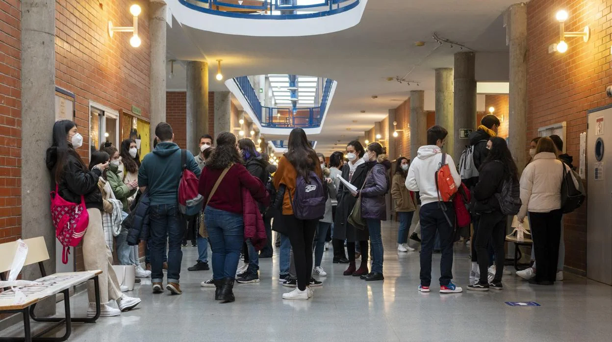 Estudiantes esperan en los pasillos de la Autónoma antes de empezar un examen
