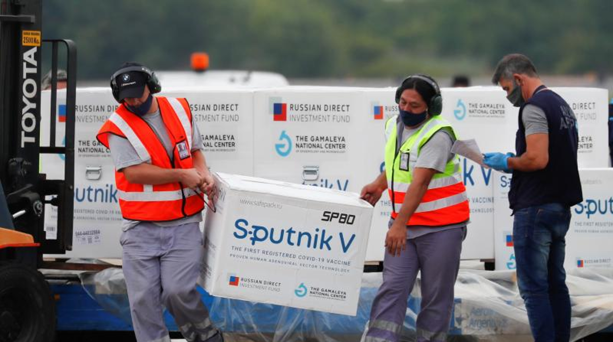 Un envío de la vacuna rusa, a su llegada a Buenos Aires, en Argentina