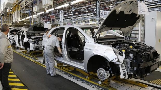 Renault acerca posturas con los sindicatos y retira los recortes en los pluses pero rechaza subidas salariales