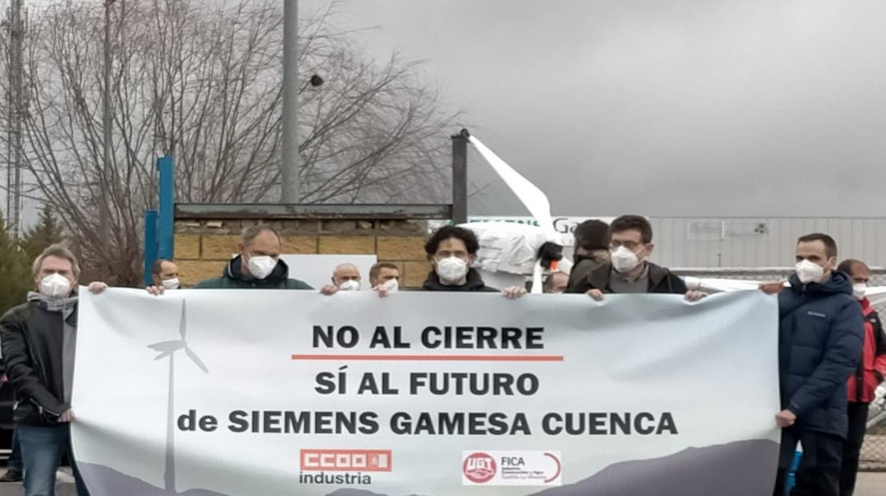 Algunos trabajadores de la planta de Siemens en Cuenca durante la manifestación de esta semana