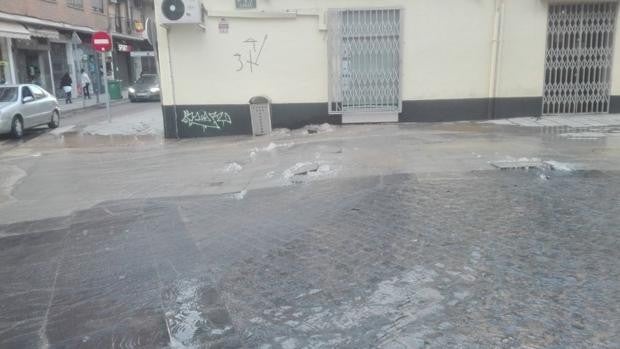 La rotura de una tubería inunda varias calles del centro de Ciudad Real