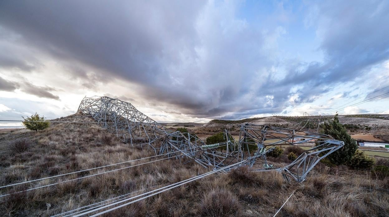 El último temporal tiró un poste de luz en un pueblo de Valladolid