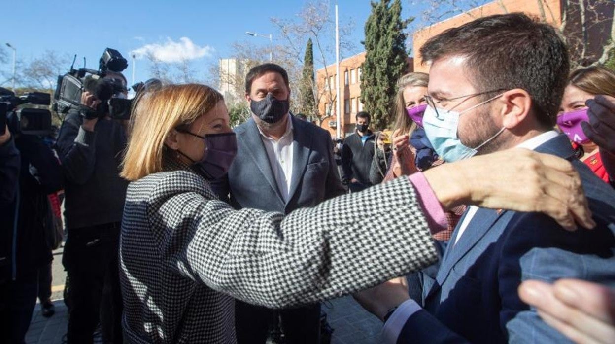 Forcadell, abraza a Aragonés, bajo la mirada del excarcelado Junqueras