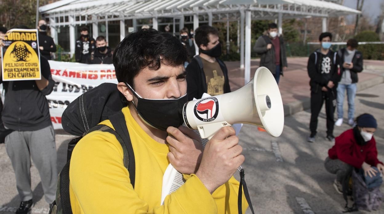 Un puñado de estudiantes se manifiestan, este viernes, frente al Rectorado de la UAM