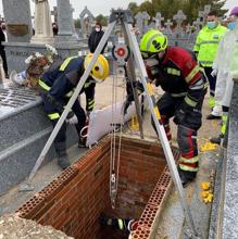 Los bomberos rescatan a una persona que cayó a una tumba en Numancia de la Sagra