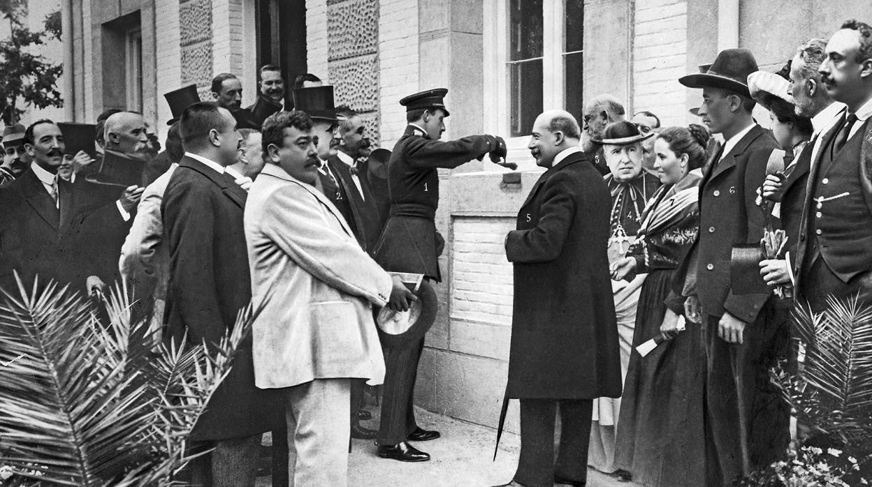 Foto de la portada de 1912 en que Alfonso XIII pone la última piedra