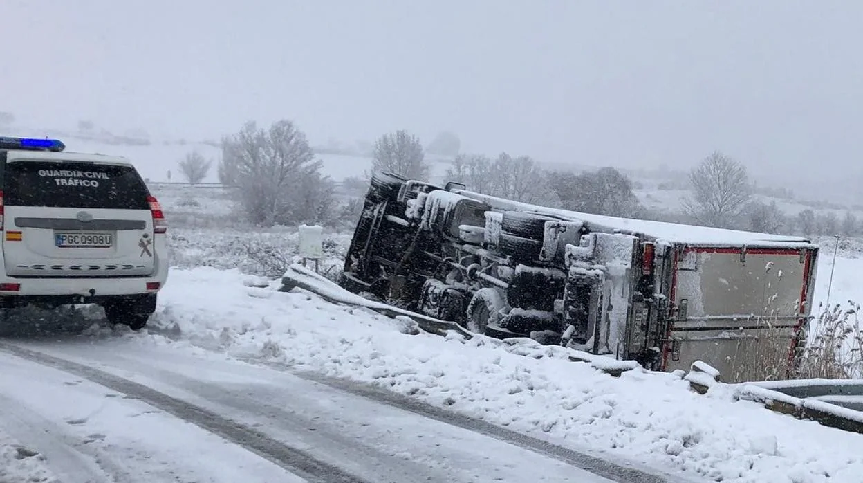 El camión volcó el 9 de enero por el hielo y la nieve del temporal «Filomena»