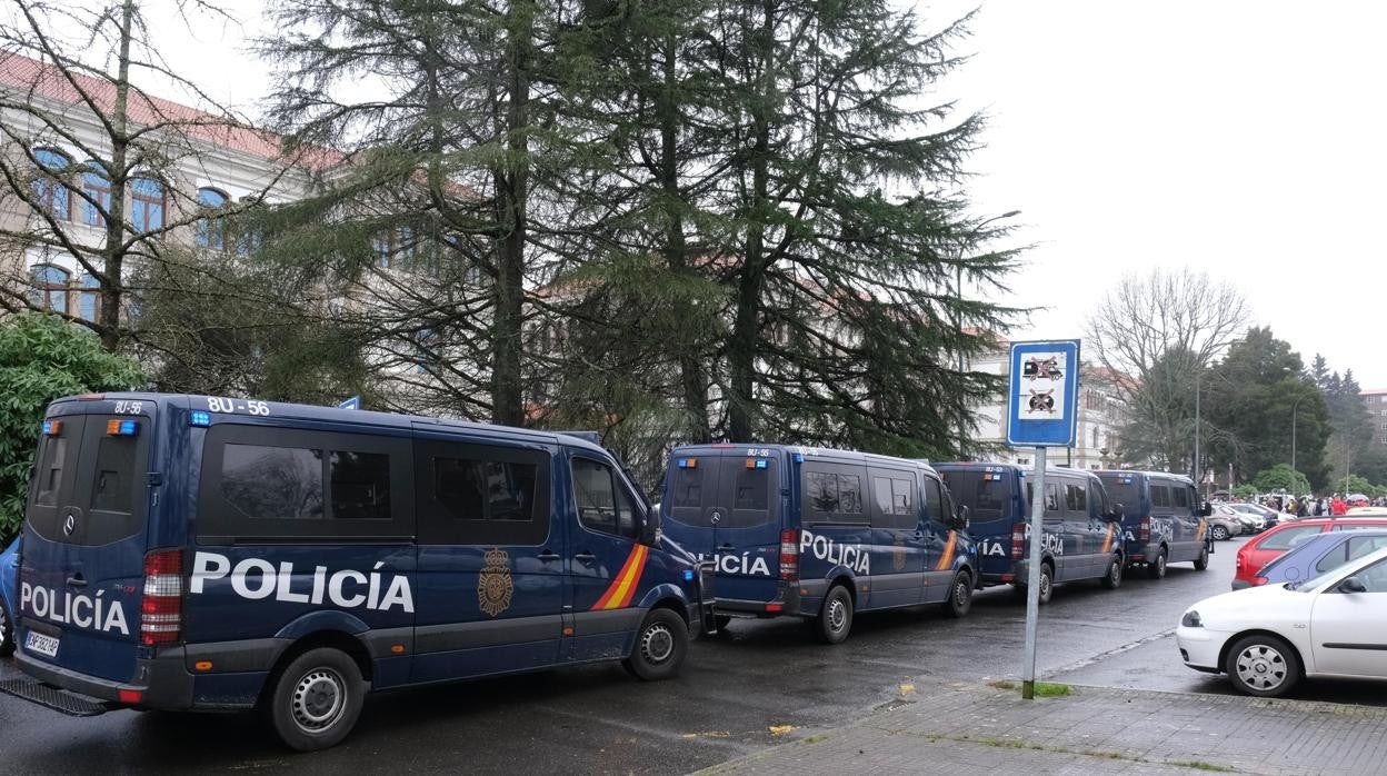 Furgones de la Policía Nacional