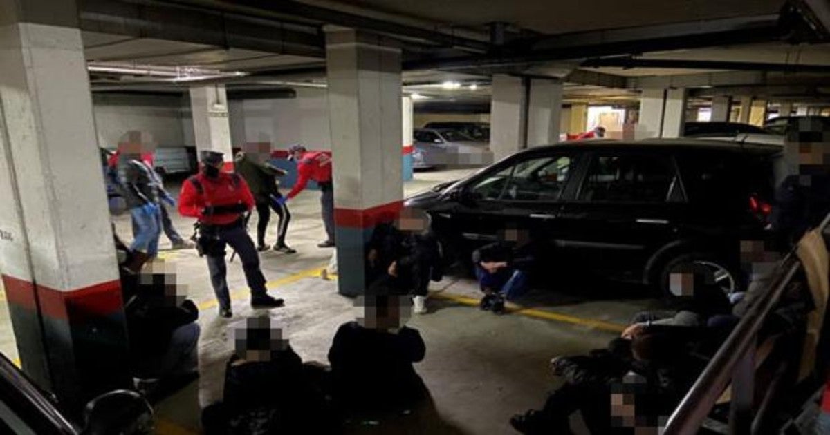 Imagen de Policía Foral en la intervención por el botellón organizado por jóvenes en un garaje de Zizur Mayor.