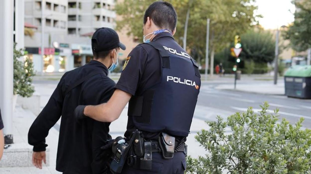 Agente de la Policía Nacional durante un control en Zaragoza capital