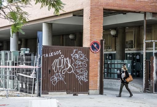 Imagen de los contenedores apilados junto al Hospital Clínico de Valencia