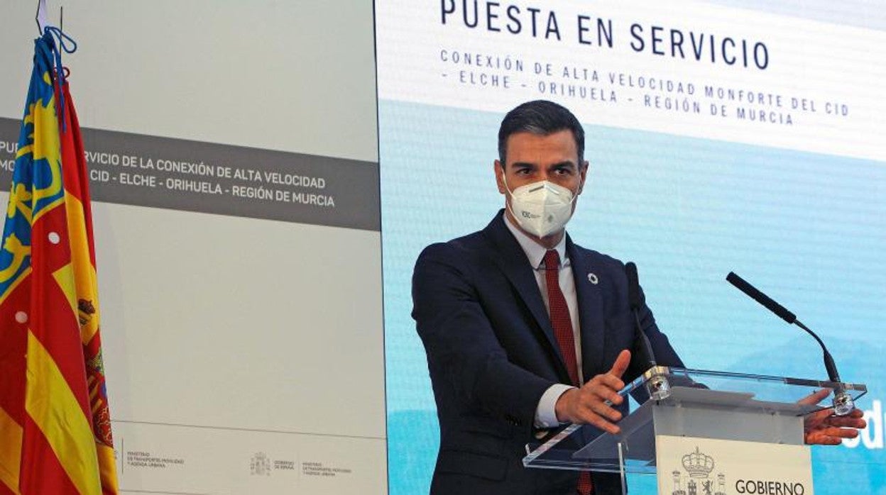 El presidente del Gobierno, Pedro Sánchez, en la inauguración de un tramo del AVE