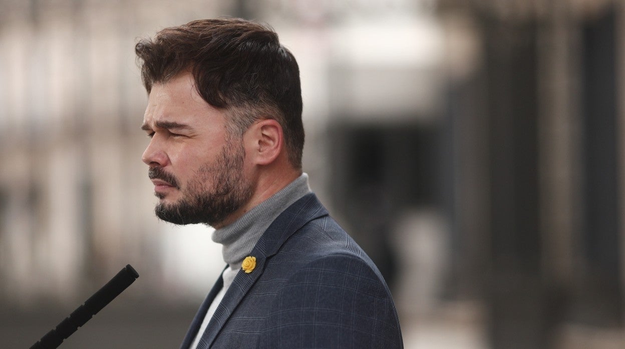 El portavoz de ERC en el Congreso, Gabriel Rufián, en el patio de la Cámara Baja