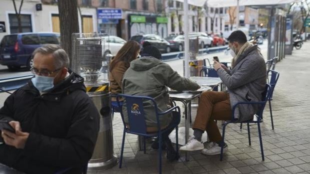 Madrid aumentará a seis las personas por mesa permitidas en las terrazas desde el viernes