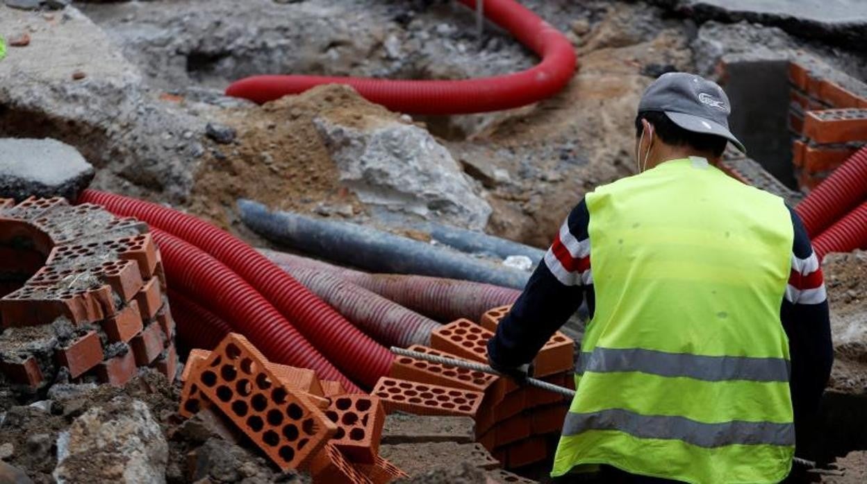 Un hombre trabajando en una obra en la calle en una imagen de archivo