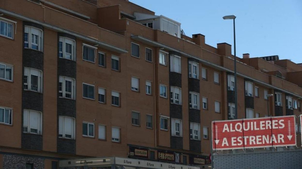 Un cartel anuncia alquileres de inmuebles a estrenar en Madrid