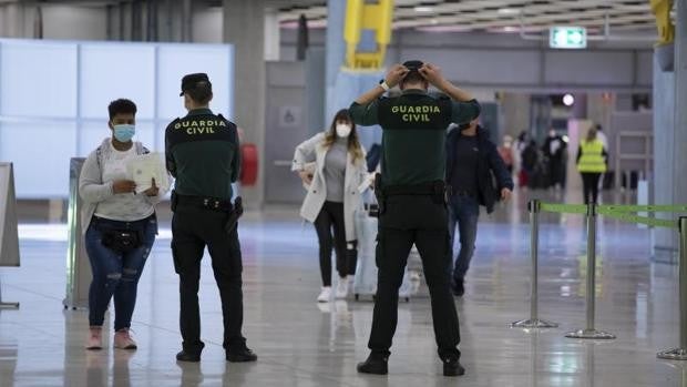 Madrid pide el veto de vuelos de Brasil y Sudáfrica al detectarse cuatro casos en Barajas