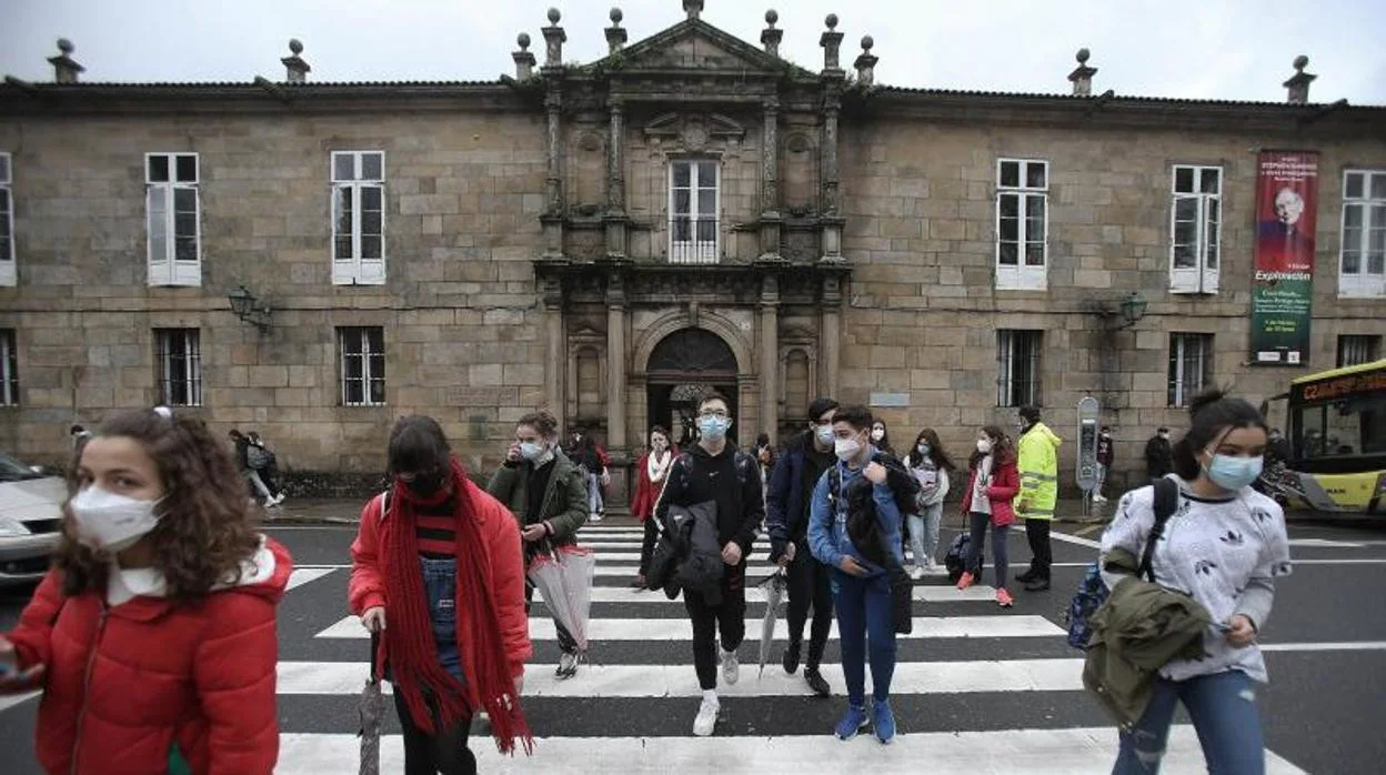 Estudiantes saliendo de un instituto en Santiago de Compostela