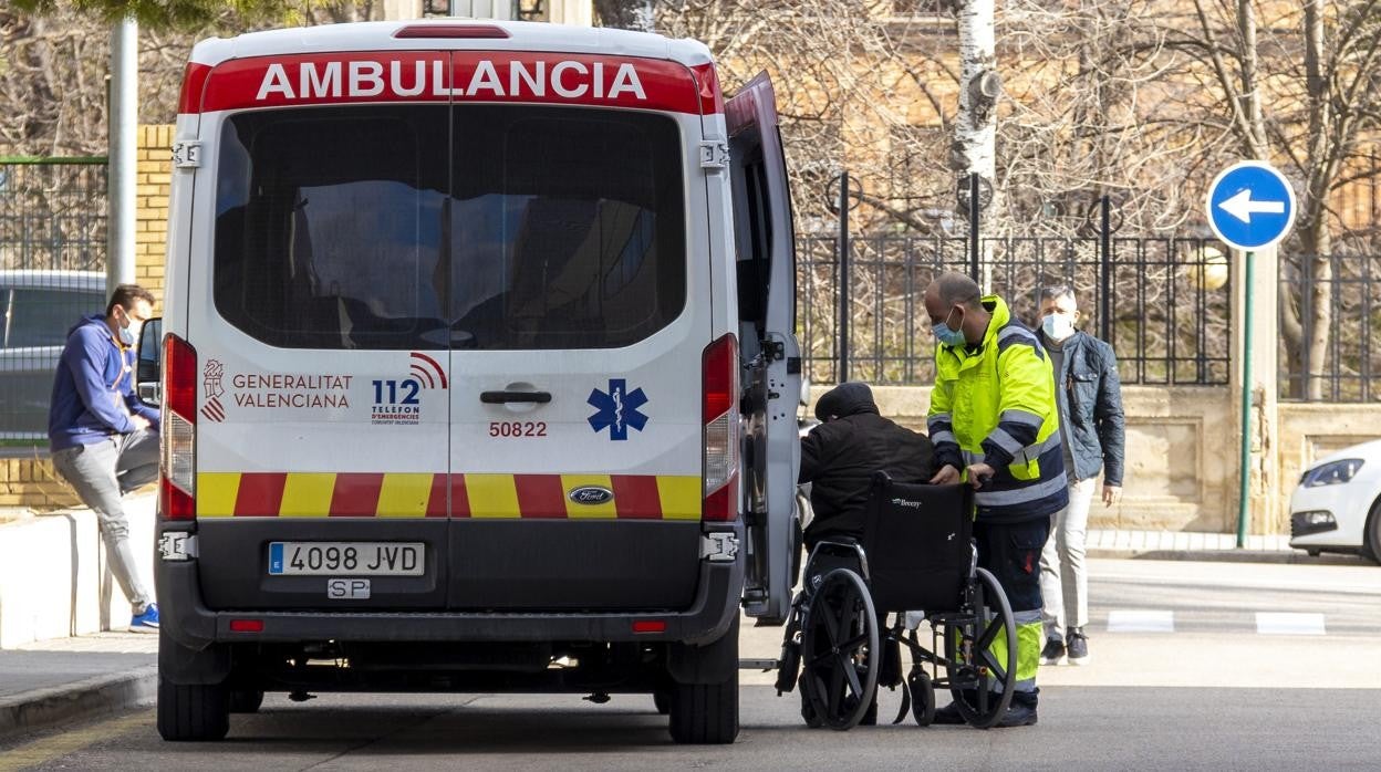 Imagen de archivo del traslado en ambulancia de una persona dependiente
