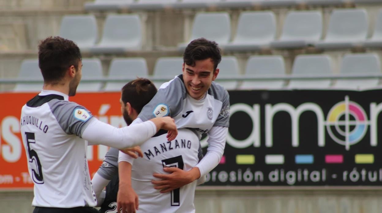 Los jugadores de la Balompédica celebran uno de los goles