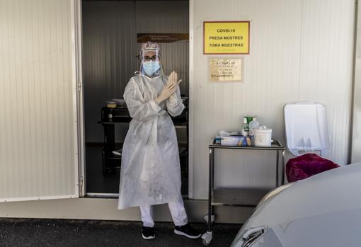 Imagen de personal sanitario con protección frente al coronavirus en el hospital de Alcoy