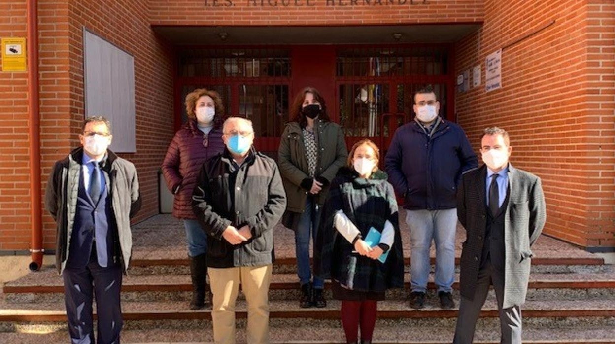 José Gutiérrez, Javier Úbeda y el alcalde de Ocaña, con personal del centro