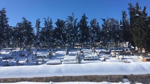 El Ayuntamiento abre de forma parcial el cementerio tras el temporal nieve