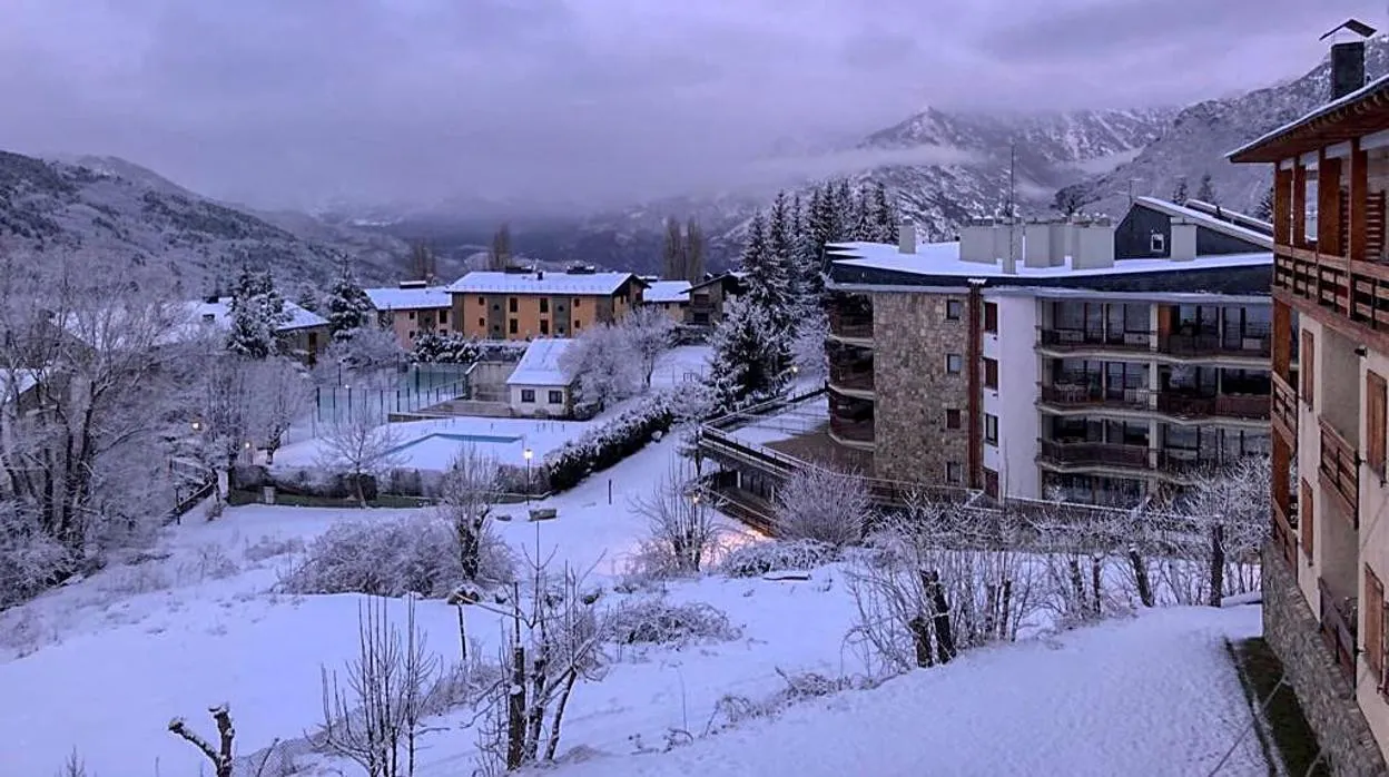 Vista invernal de Cerler, en condiciones normales uno de los focos de mayor actividad turística del Pirineo, ahora anulado por las restricciones del Covid pese a su ínfima tasa de contagios