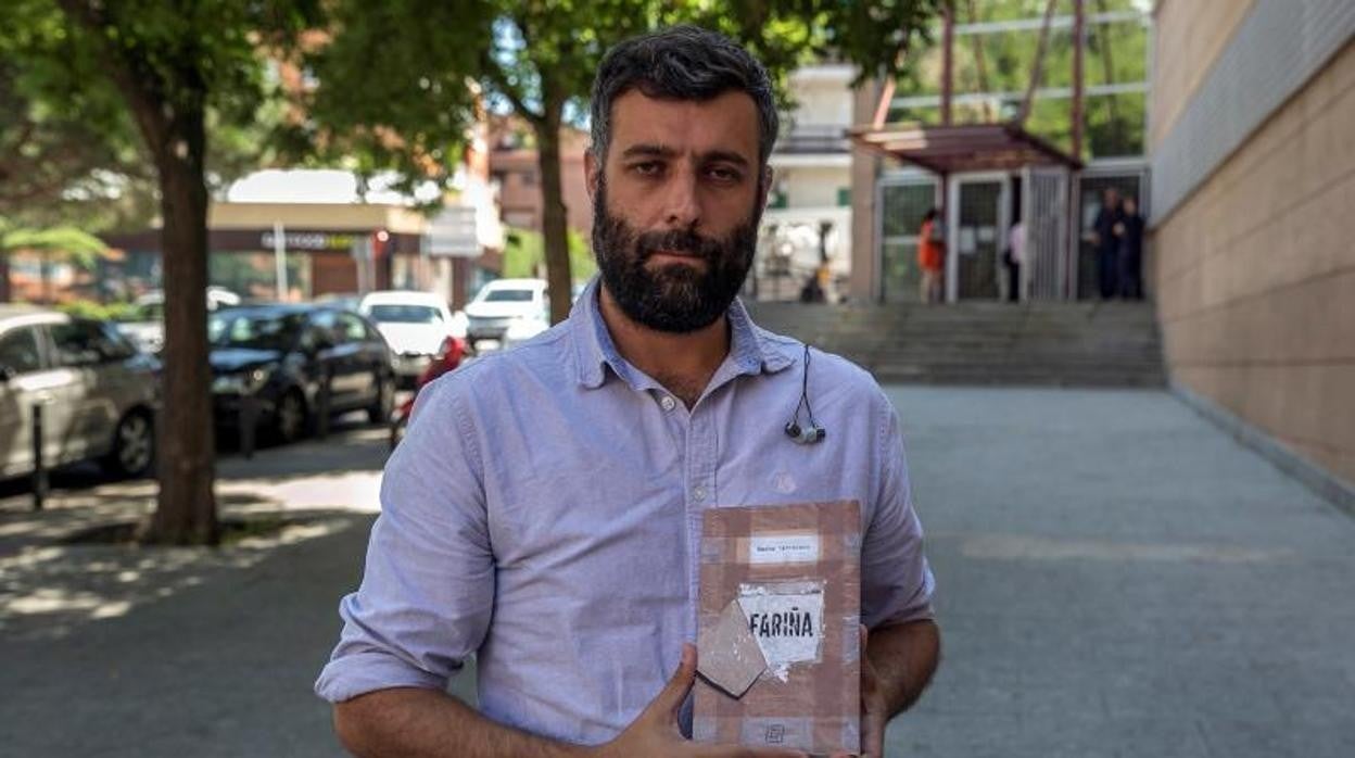 Nacho Carretero junto a su libro «Fariño»