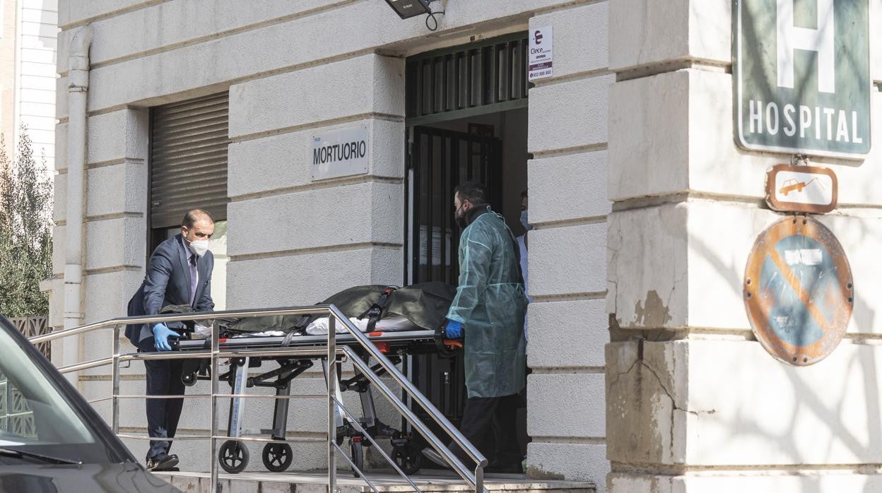 Imagen del traslado de un fallecido por coronavirus en el Hospital General de Valencia