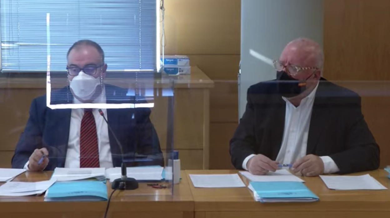 El abogado de Villarejo junto a su cliente en un juicio en enero