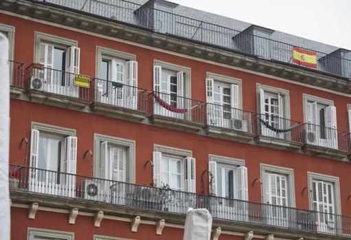 Los aires acondicionados que han proliferado en los balcones de la Plaza Mayor