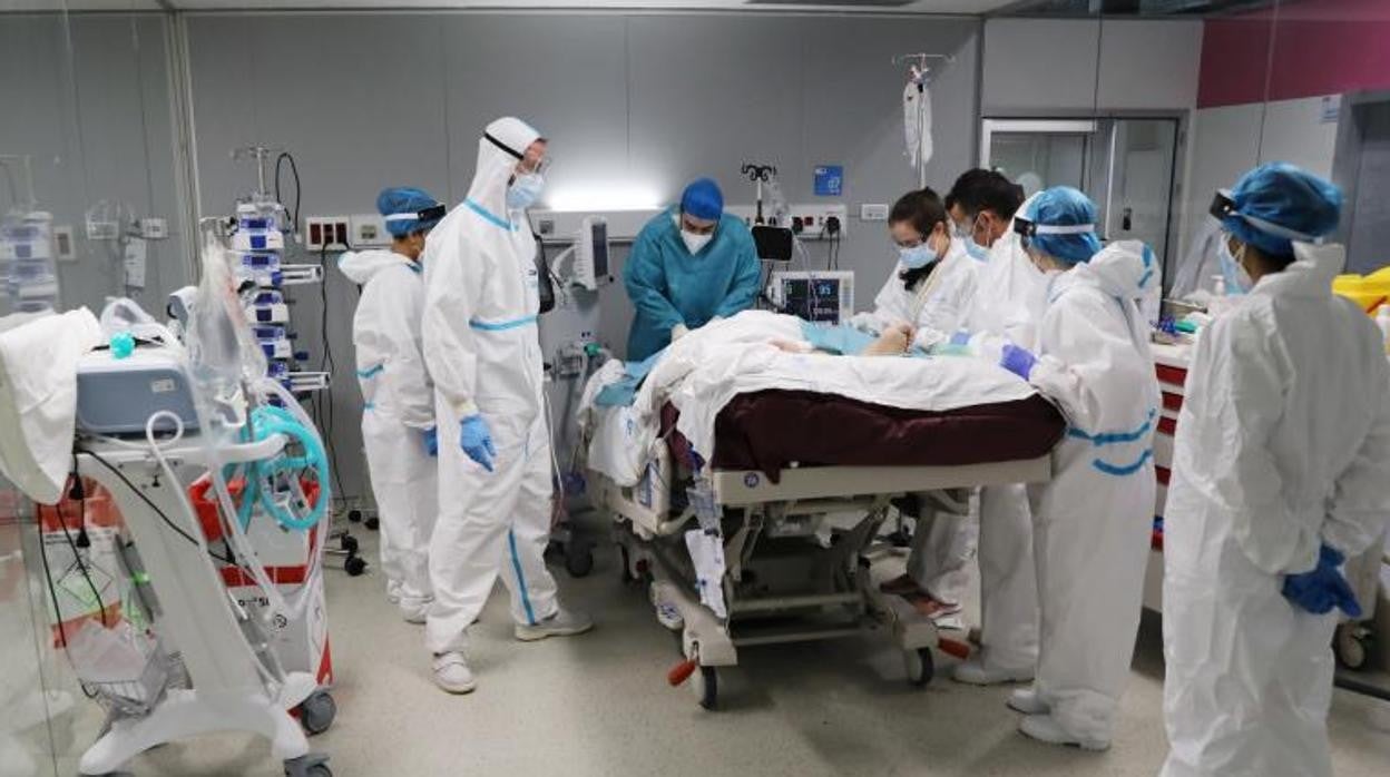 Sanitarios atienden a un paciente en el Hospital Enfermera Isabel Zendal