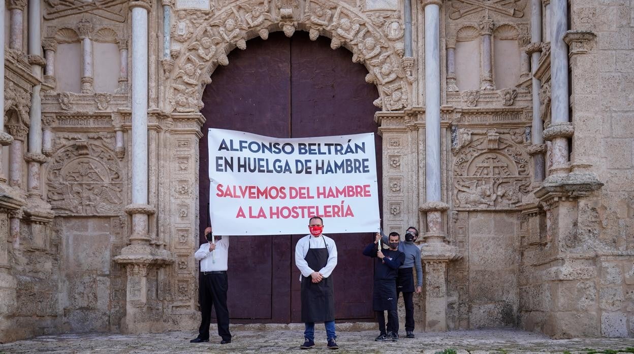 Alfonso Beltrán, en el centro, delante de la colegiata donde comenzará su huelga de hambre