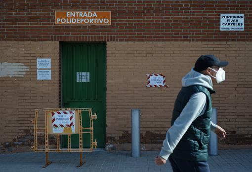 Un vecino de Aranjuez acude a realizarse un test de antígenos en el polideportivo municipal