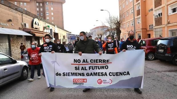 Cientos de personas salen a la calle para pedir que no se cierre Siemens-Gamesa