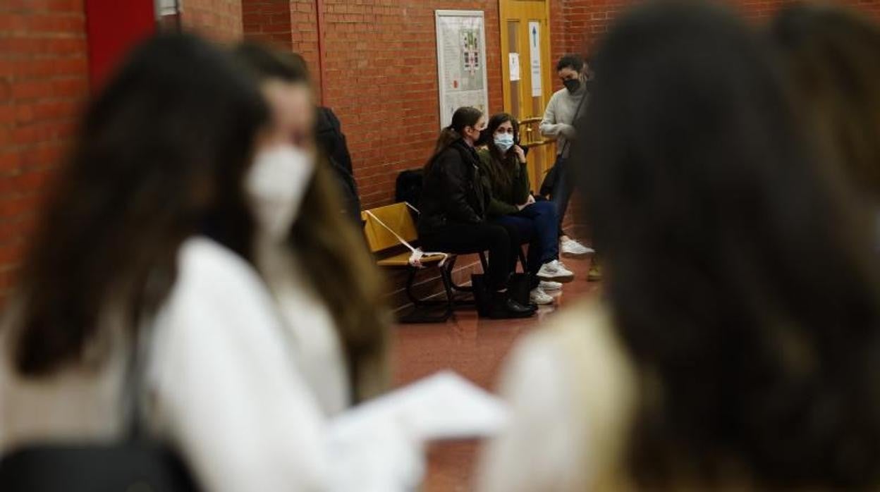 Alumnos durante las pruebas en la universidad en una imagen de archivo