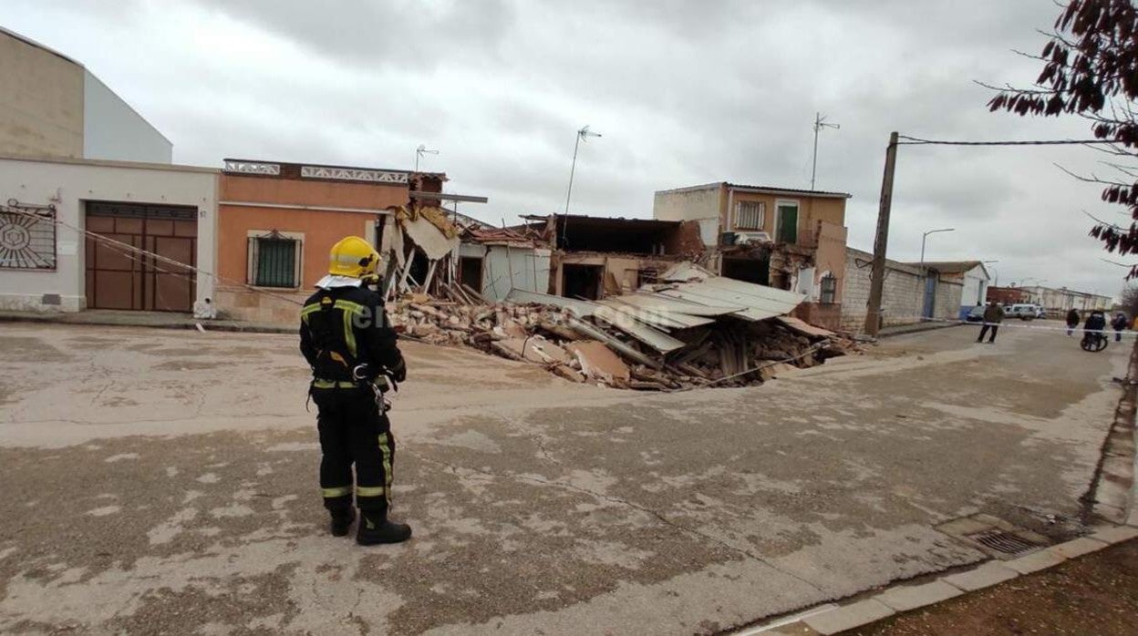 Los bomberos en la zona donde se ha producido el derrumbe de viviendas