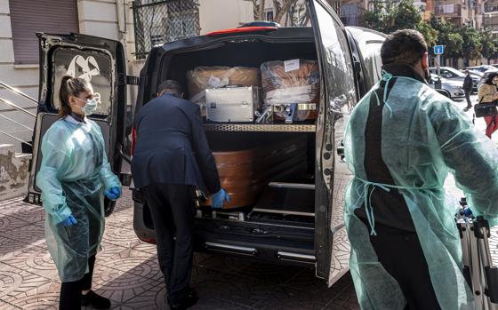 Imagen del traslado del féretro de un fallecido por coronavirus en el hospital General de Valencia