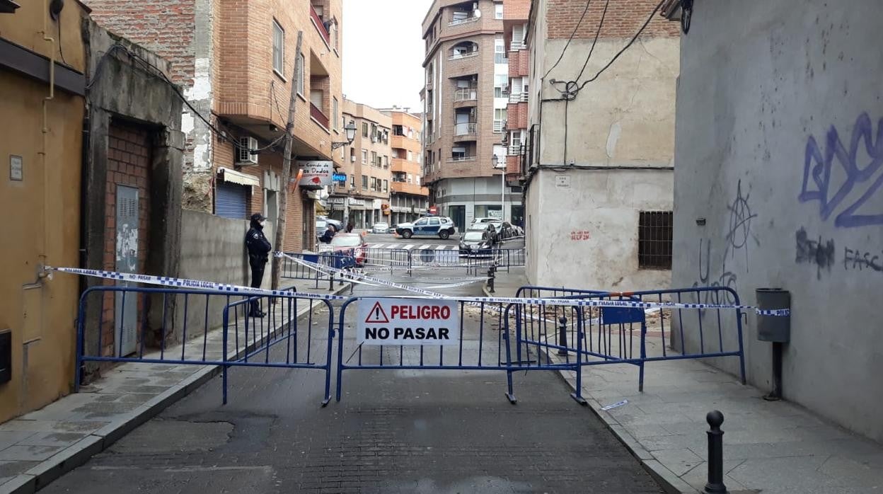 Un policía local vigila la zona