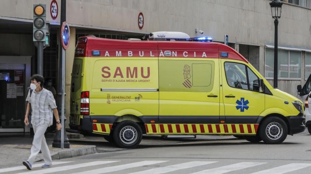 Una ambulancia en el Hospital Clínico de Valencia