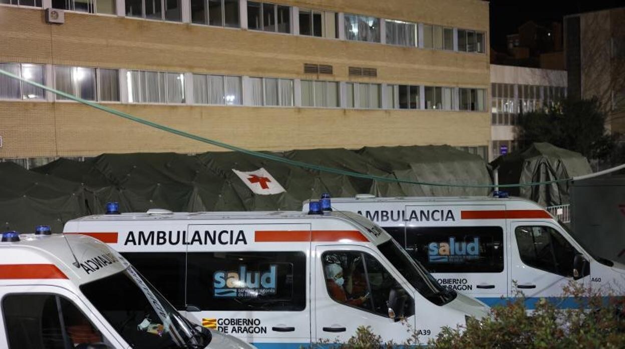 Ambulancias alineadas junto las tiendas de campaña instaladas por el Ejército para reforzar los hospitales de Zaragoza capital