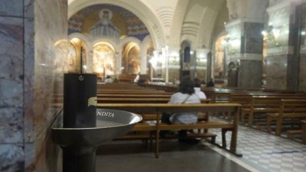 La iglesia de Olías incorpora un dispensador de agua bendita para evitar contagios por el covid