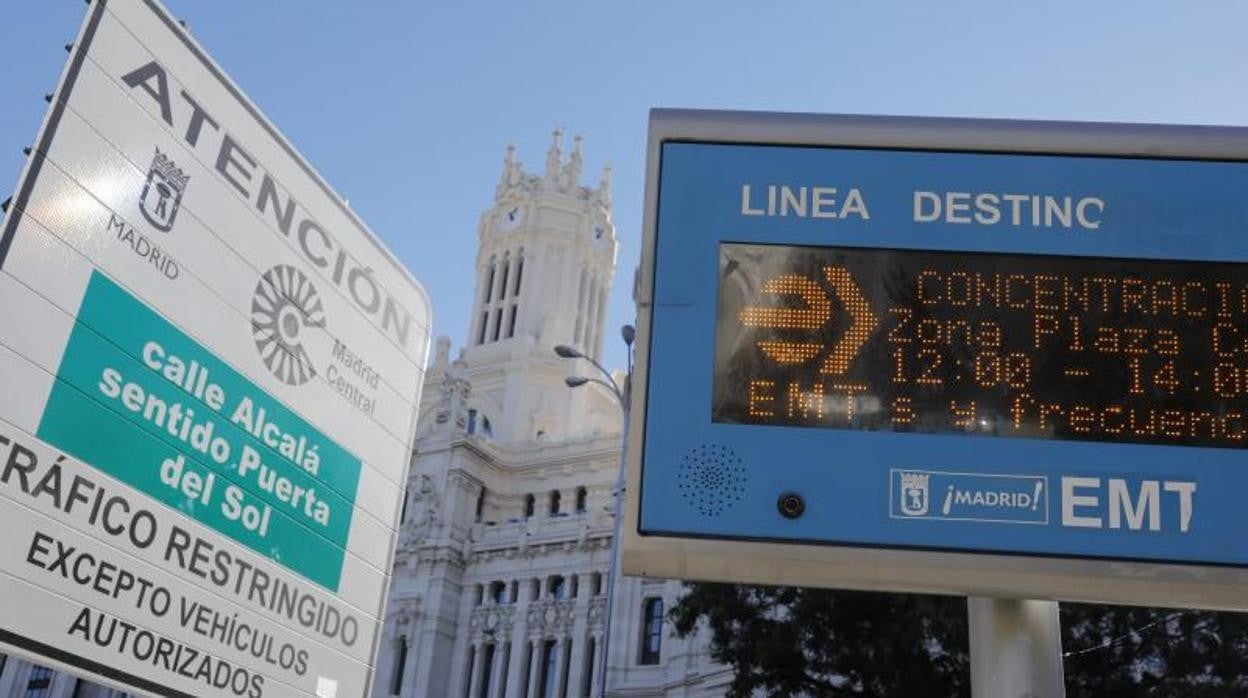 Uno de los carteles que anuncia el acceso a Madrid Central desde la plaza de Cibeles