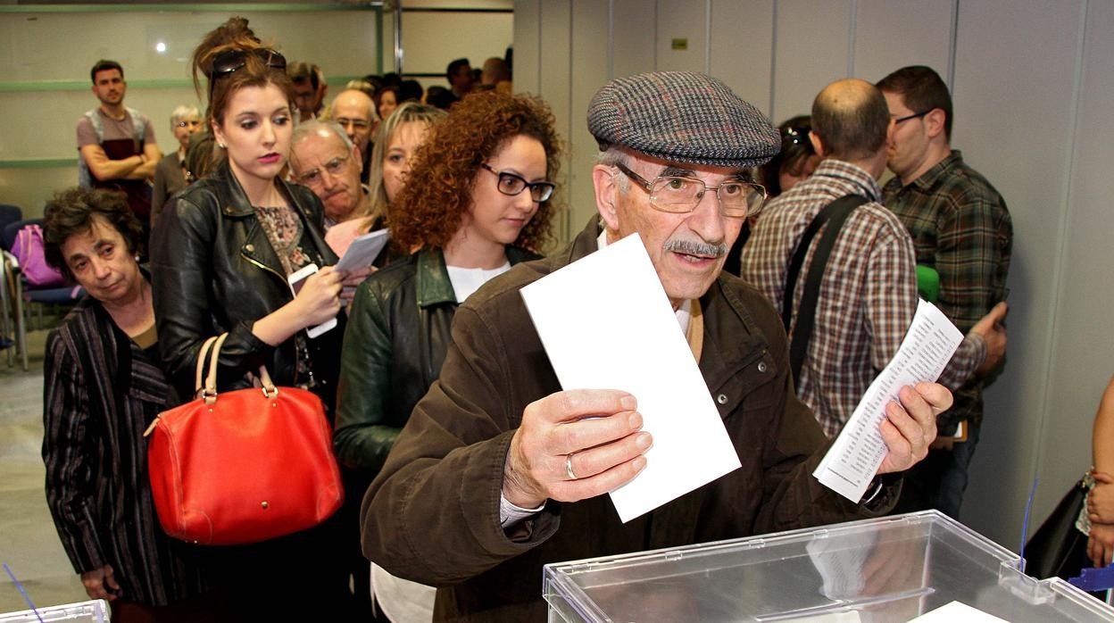 Varias personas en la votación de las primarias del PP regional en marzo de 2017