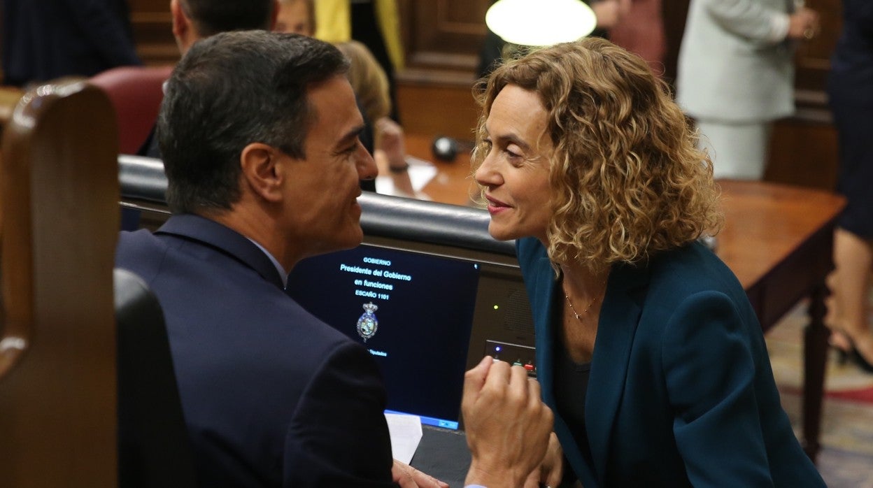El jefe del Gobierno, Pedro Sánchez, y la presidenta de la Cámara Baja, Meritxell Batet, en una imagen de archivo