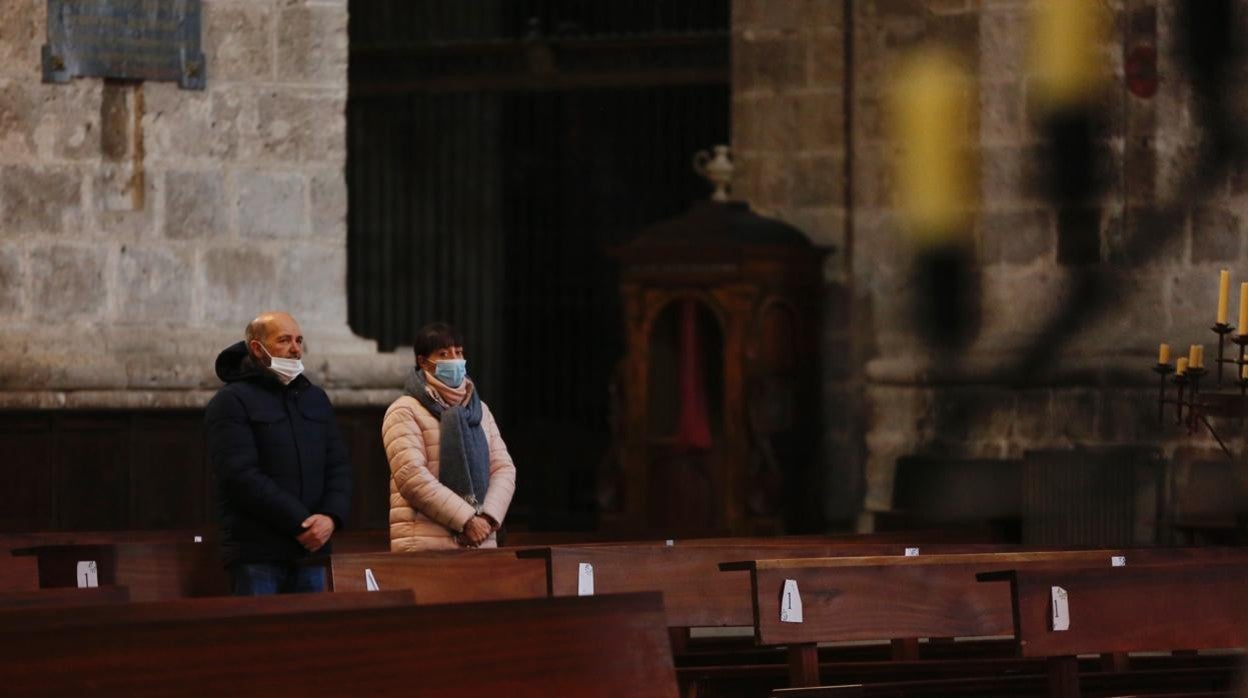 Misa en la Catedral de Valladolid, donde el aforo está limitado a 25 personas