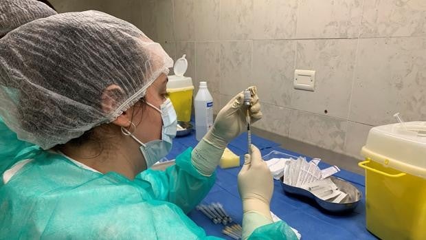 Coronavirus Galicia: un jefe de servicio del hospital de Orense tilda de «experimento genético» la vacuna